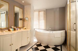Um banheiro em Rixos Pera Istanbul