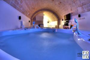 a large blue bath tub in a room with an archway at Suite Stone Luxury in Monopoli