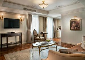 Uma TV ou centro de entretenimento em Rixos Pera Istanbul