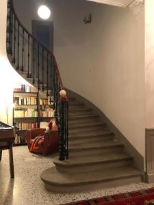 eine Treppe im Wohnzimmer mit Treppenaufgang in der Unterkunft Couleurs De Camargue in Beauvoisin