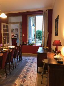 cocina y comedor con mesa y sillas en Couleurs De Camargue, en Beauvoisin