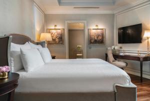 Uma TV ou centro de entretenimento em Rixos Pera Istanbul
