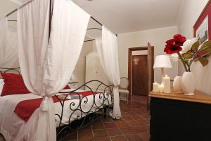 - une chambre avec un lit à baldaquin dans l'établissement Daplace - Gaia Apartment, à Rome