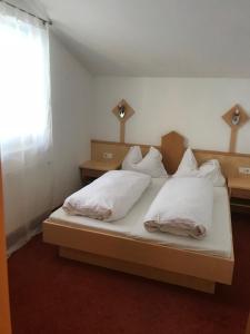 A bed or beds in a room at Apartment Sonnblick Még 37 kép