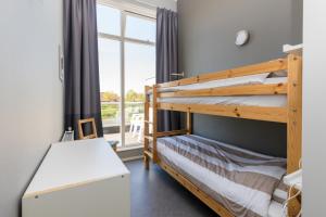 Bunk bed o mga bunk bed sa kuwarto sa Nautic Rentals - Marinapark Oude-Tonge