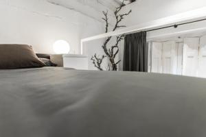 biała sypialnia z łóżkiem i oknem w obiekcie Carmen Modern & luxury space near Plaza Mayor w Madrycie
