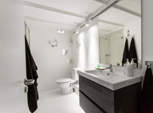 łazienka z umywalką, toaletą i lustrem w obiekcie Carmen Modern & luxury space near Plaza Mayor w Madrycie +37 zdjęć