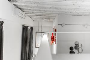 Pokój z białymi ścianami i sufitem w obiekcie Carmen Modern & luxury space near Plaza Mayor w Madrycie