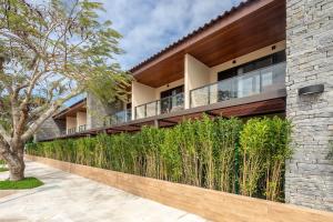 an external view of a house with a garden at Hotel Aretê in Búzios