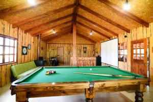 una mesa de billar en una habitación con paredes de madera en Complejo Turístico Rañintu Epupillan, en Pucón