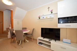 Televízia a/alebo spoločenská miestnosť v ubytovaní Apartment Hrasta