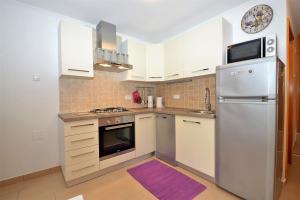 Kuchyň nebo kuchyňský kout v ubytování Apartment Hrasta + 12 fotografií