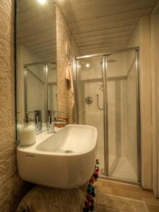 Un baño con lavabo blanco y ducha. en Casa Archi - Vista sul Fiume, en Verona