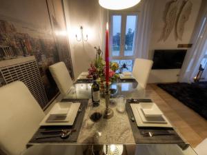 mesa de comedor con sillas y mesa de cristal en Casa Archi - Vista sul Fiume en Verona