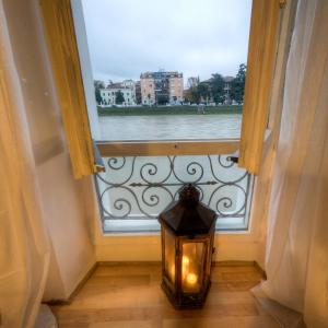 ventana con lámpara y vistas al río en Casa Archi - Vista sul Fiume en Verona