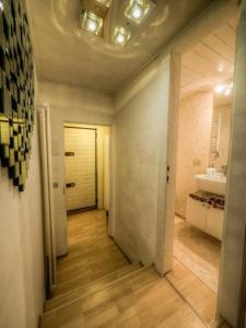 ヴェローナにあるCasa Archi - Vista sul Fiumeの廊下(洗面台付きのバスルーム、ドア付)