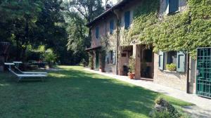 un patio con un banco junto a un edificio en Casina Belvedere, en Casalecchio di Reno