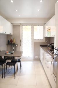 Кухня или мини-кухня в Les Glycines
