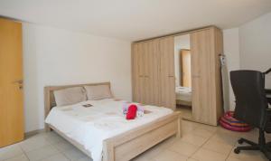 Un dormitorio con una cama, una silla y un espejo. en BM1 - Blue Marine Apartment, en San Julián