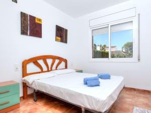 Les tres CalesにあるHoliday Home Villa Santa Marta I by Interhomeのベッドルーム1室(ベッド2台、窓付)