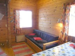 JokijärviにあるHoliday Home Hilla by Interhomeの青いソファ付きの木造キャビンです。