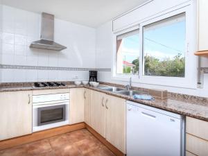Kuchyňa alebo kuchynka v ubytovaní Holiday Home Villa Santa Marta I by Interhome