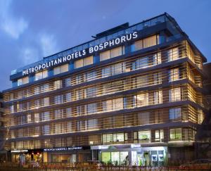 un grande edificio con un cartello sulla parte anteriore di Metropolitan Hotels Bosphorus - Special Category a Istanbul