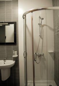 un baño con ducha y lavabo en BM1 - Blue Marine Apartment, en San Julián
