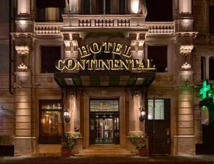 un edificio con un cartello che legge la versione continentale dell'hotel di Hotel Continental Genova a Genova