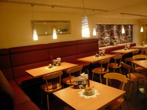 a dining room with wooden tables and chairs at Ferienapartment ''Zum Stollenkönig'' in Neustadt/Harz