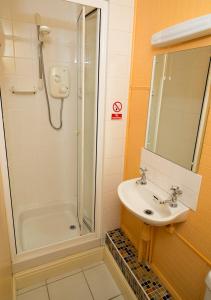 ein Bad mit einem Waschbecken und einer Dusche in der Unterkunft Somerset House B&B in Grange Over Sands
