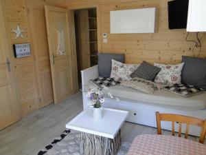Kleines Zimmer mit einem Bett und einem Tisch in der Unterkunft La Coulée Douce in Lanslevillard