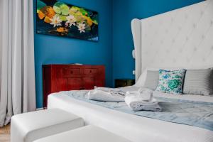 フィレンツェにあるB&B ラ レジデンザ ディ ミケランジェロのベッドルーム1室(青い壁の白いベッド1台付)