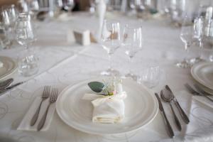 阿爾巴·尤利亞·的住宿－馬里斯酒店，一张带白色餐巾的白板桌子