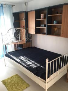 - une chambre avec un lit doté d'un matelas noir dans l'établissement Apartament Faleza Nord, à Constanţa