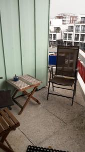 einen Stuhl, einen Tisch und einen Stuhl auf dem Balkon in der Unterkunft Marina 38-2 in Cuxhaven