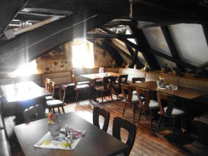 リンバッハ・オーバーフローナにあるRestaurant & Pension "Bauernhof zum Silberbergwerk"の部屋にテーブルと椅子があるレストラン