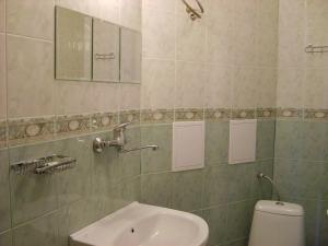 ソゾポルにあるGuest House Dimaのバスルーム(トイレ、洗面台付)