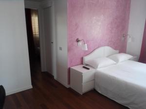 Postel nebo postele na pokoji v ubytování Hotel Malpensafiera