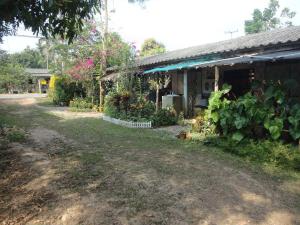 ein Haus mit vielen Pflanzen davor in der Unterkunft Grandma's Home Sangkhlaburi in Sangkhla Buri