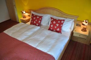 Ein Bett oder Betten in einem Zimmer der Unterkunft Gasthaus Tübli Gersau