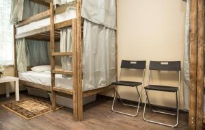 モスクワにあるLenin Hostelの二段ベッド2組(椅子2脚付)が備わる客室です。