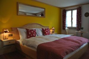 Ein Bett oder Betten in einem Zimmer der Unterkunft Gasthaus Tübli Gersau