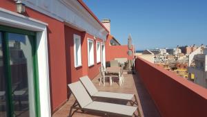 balkon z krzesłami i stołami w budynku w obiekcie PALAZZO VIVALDI - VERIALEX ACCOMMODATION w mieście Roquetas de Mar