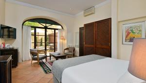 A bed or beds in a room at Hotel San Lorenzo - Adults Only