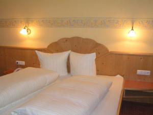 Łóżko lub łóżka w pokoju w obiekcie Haus Fallesin