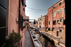 una vista de un callejón entre dos edificios con barcos en él en Castello - Laguna Luxury Residence by Wonderful Italy, en Venecia