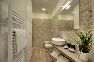 Un baño con dos inodoros y un lavabo. en Castello - Laguna Luxury Residence by Wonderful Italy, en Venecia 40 fotos más