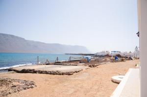 ein Sandstrand mit dem Meer im Hintergrund in der Unterkunft Apartamentos El Marinero - Caletilla in Caleta de Sebo + 5 Fotos