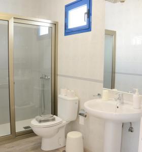 ein weißes Badezimmer mit Toilette und Waschbecken in der Unterkunft Apartamentos El Marinero - Caletilla in Caleta de Sebo